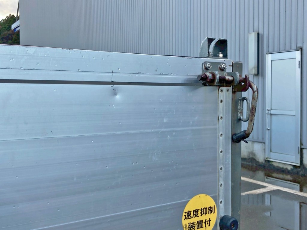 リヤアオリ運転席側にヘコミがあります。|日野 プロフィア 2DG-FW1EHGの写真20