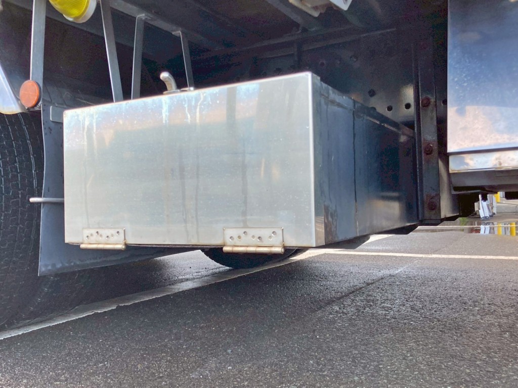 ボディー後方にりん木入れが付いています。|日野 プロフィア 2DG-FW1EHGの写真21