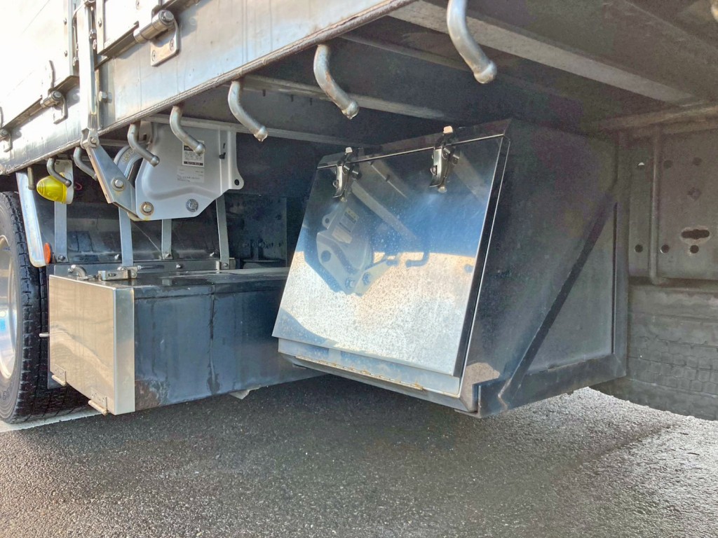 ボディー助手席側後方にステンレス製の工具箱が付いています。|日野 プロフィア 2DG-FW1EHGの写真22