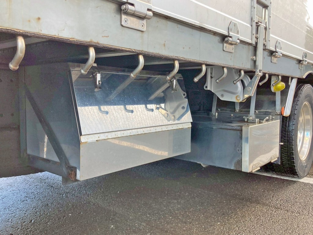 ボディー運転席側後方にステンレス製の工具箱が付いています。|日野 プロフィア 2DG-FW1EHGの写真23