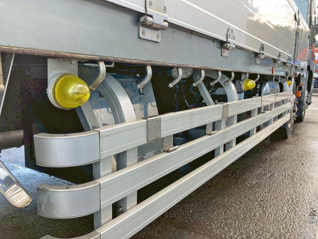 ボディー運転席側中央部にステンレス製の工具箱が付いています。|日野 プロフィア 2DG-FW1EHGの写真24