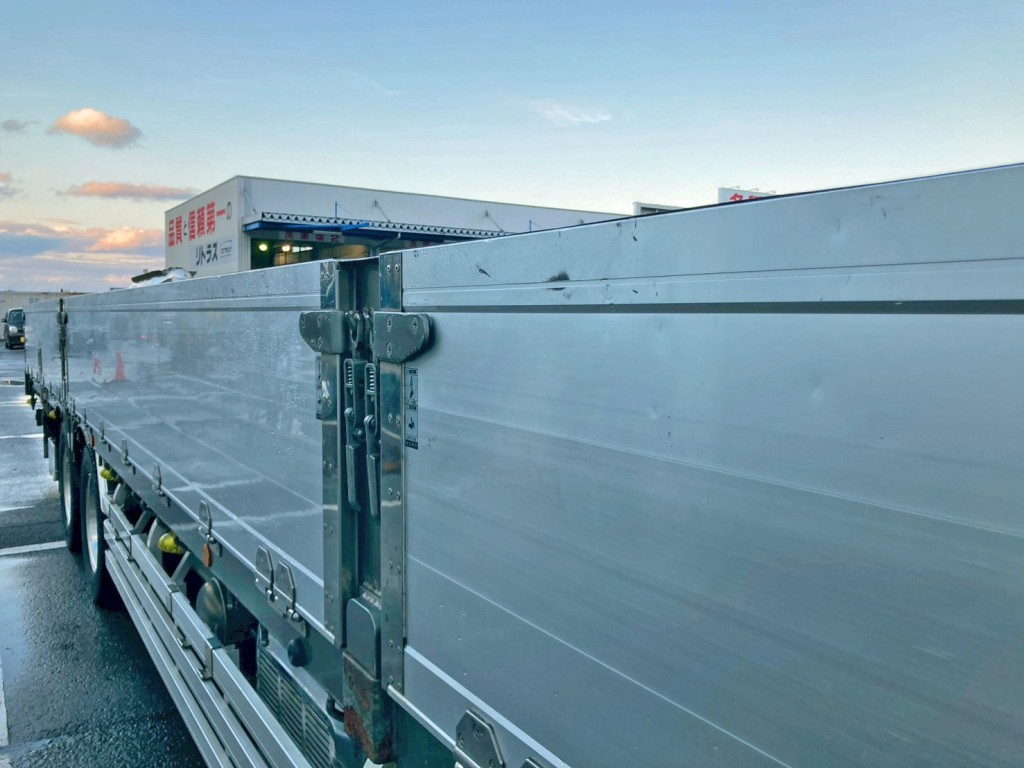 運転席側アオリ前方上部にヘコミがあります。|日野 プロフィア 2DG-FW1EHGの写真27