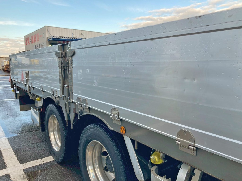 運転席側アオリ中央部にヘコミがあります。|日野 プロフィア 2DG-FW1EHGの写真28