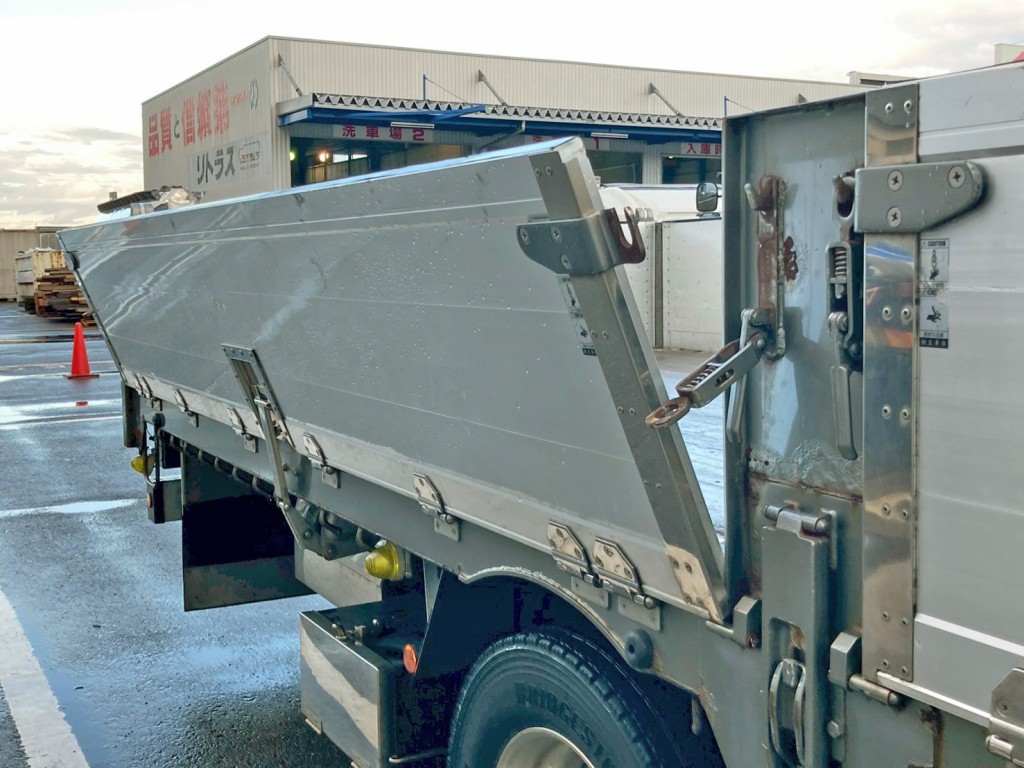 運転席側最後部アオリは単体で開くとセイコーラックが強すぎて開いた状態を保持できず閉まってしまいます。|日野 プロフィア 2DG-FW1EHGの写真30