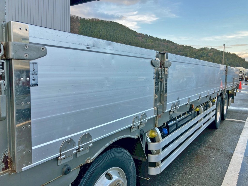 助手席側アオリ前方上部にヘコミがあります。|日野 プロフィア 2DG-FW1EHGの写真31