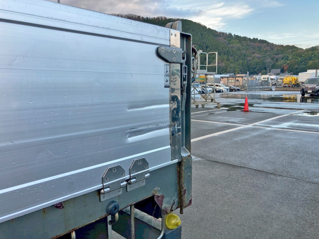 助手席側アオリ後端に引きキズがあります。|日野 プロフィア 2DG-FW1EHGの写真33