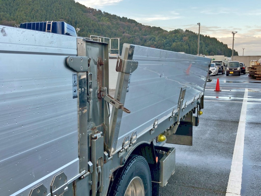 助手席側最後部アオリは単体で開くとセイコーラックが強すぎて開いた状態を保持できず閉まってしまいます。|日野 プロフィア 2DG-FW1EHGの写真34