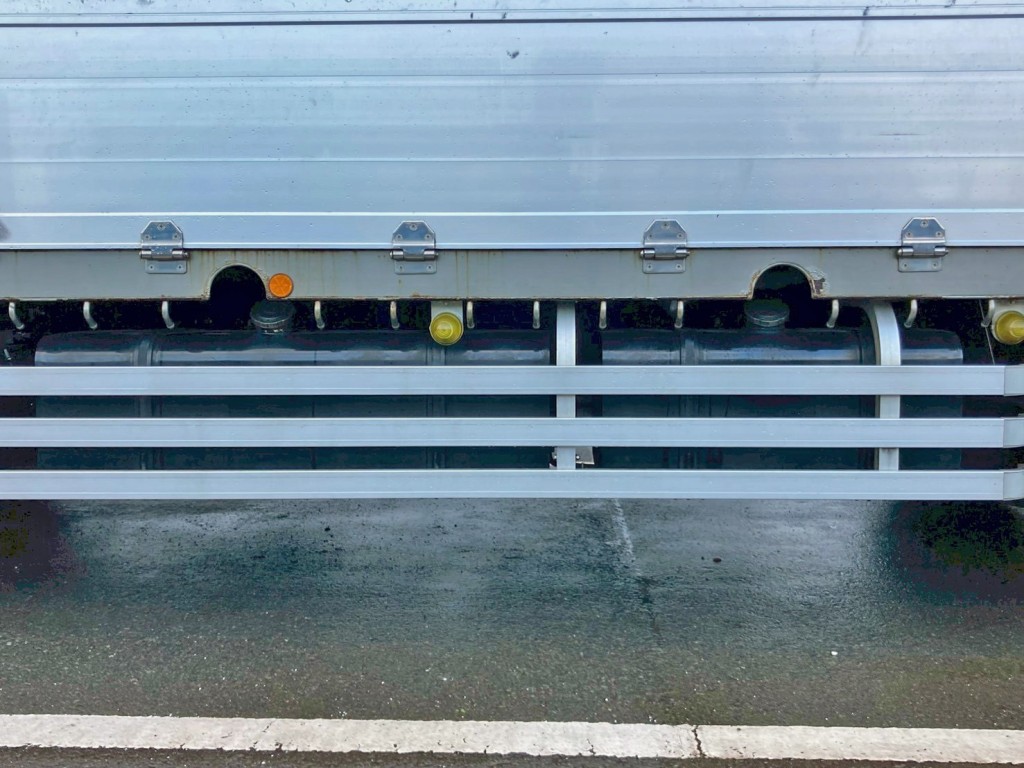 燃料タンクは300Lと200Lが付いています。|日野 プロフィア 2DG-FW1EHGの写真39