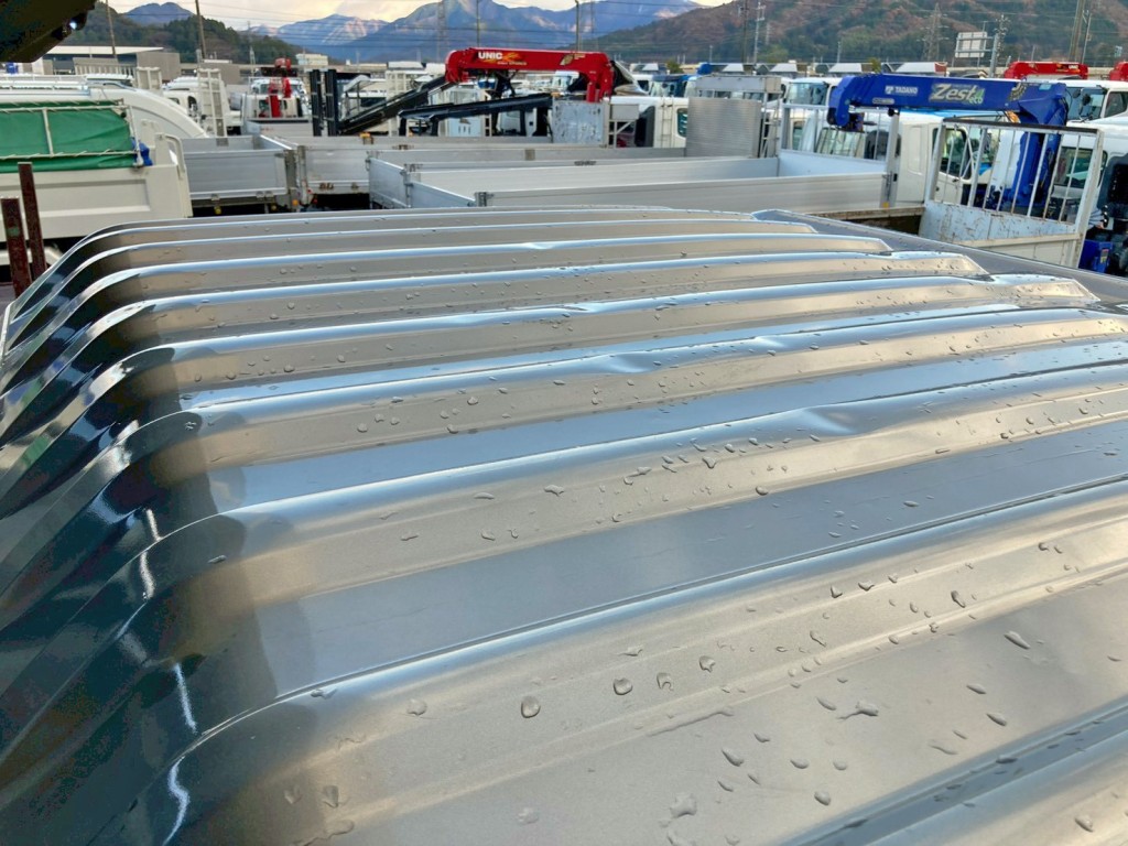 ルーフ中央部にヘコミがあります。|日野 プロフィア 2DG-FW1EHGの写真46