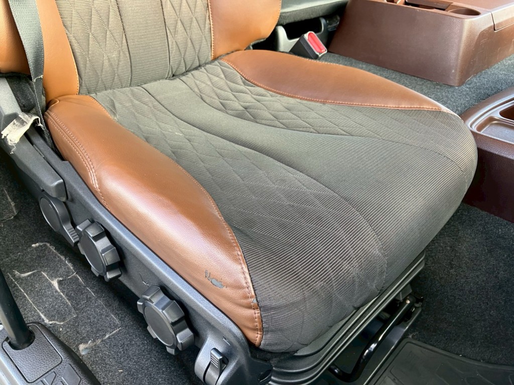 運転席シートにヘタリ・破れがあります。|日野 プロフィア 2DG-SS1EKHAの写真9