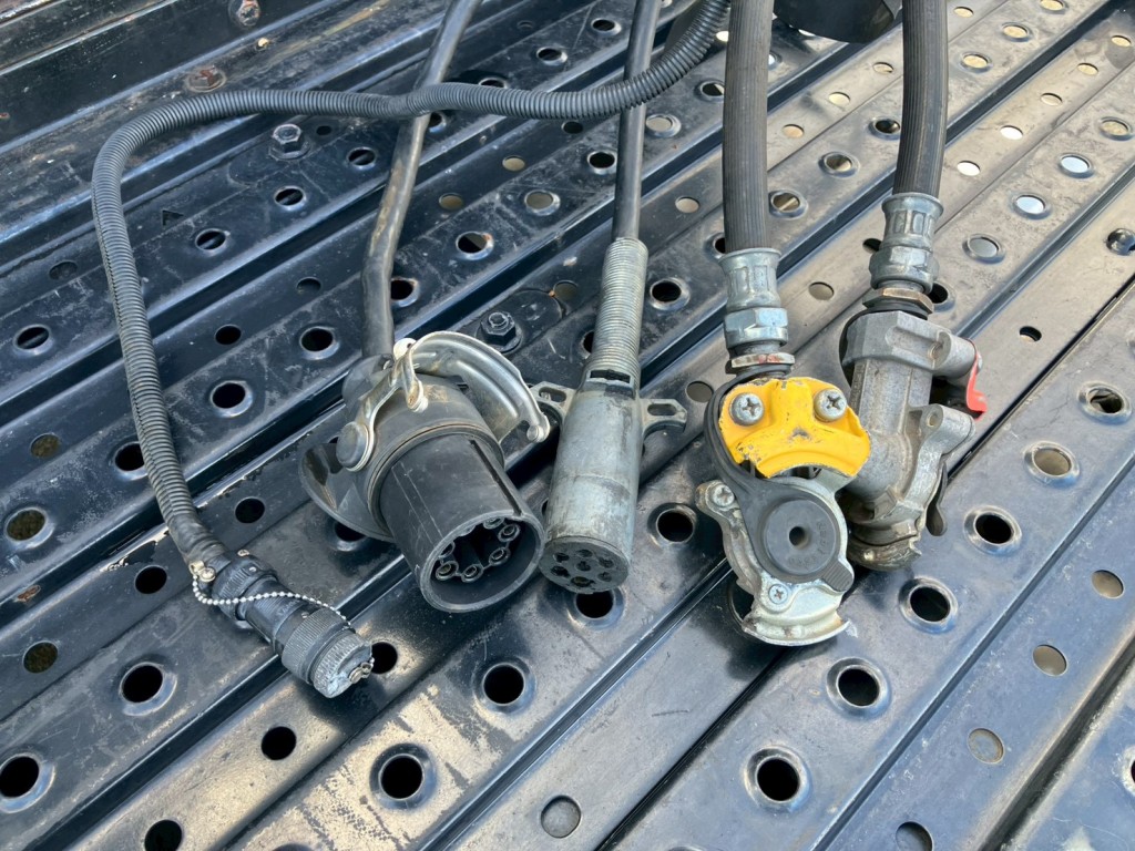 接続コネクター類です。|日野 プロフィア 2DG-SS1EKHAの写真11