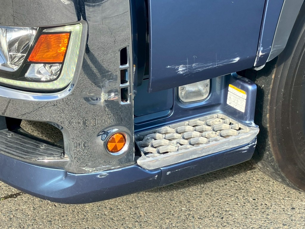 助手席側フロントバンパー、ドア、ステップにキズ・ヘコミ・割れがあります。|日野 プロフィア 2DG-SS1EKHAの写真13