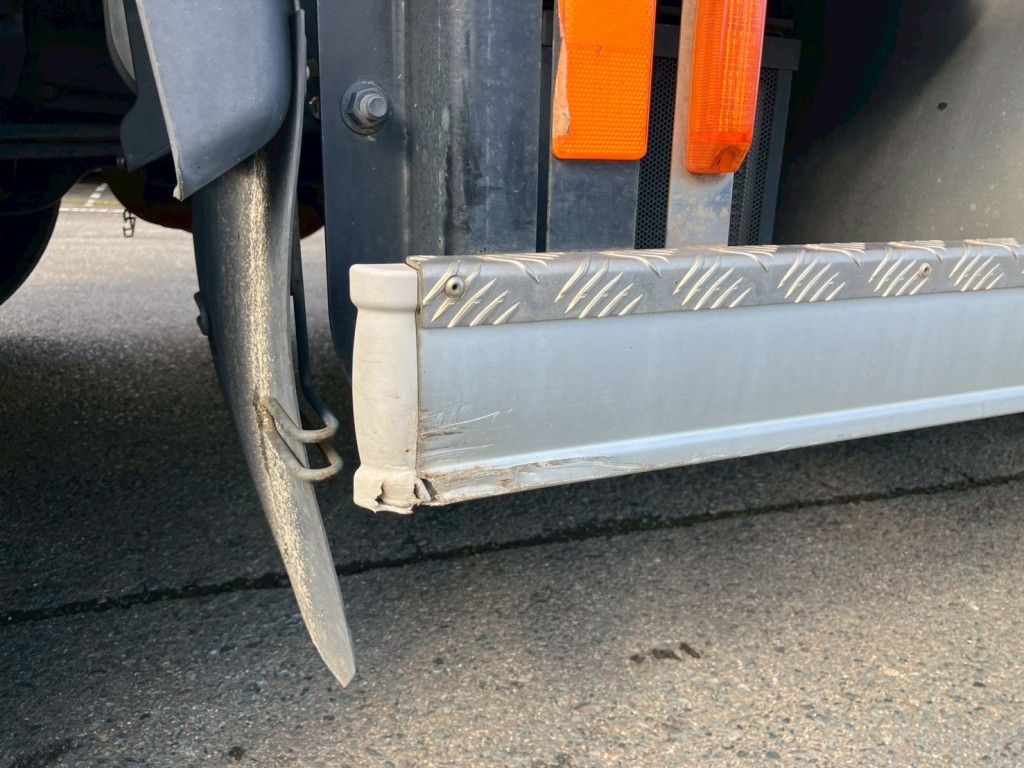 助手席側サイドバンパーにキズ・割れがあります。|日野 プロフィア 2DG-SS1EKHAの写真17