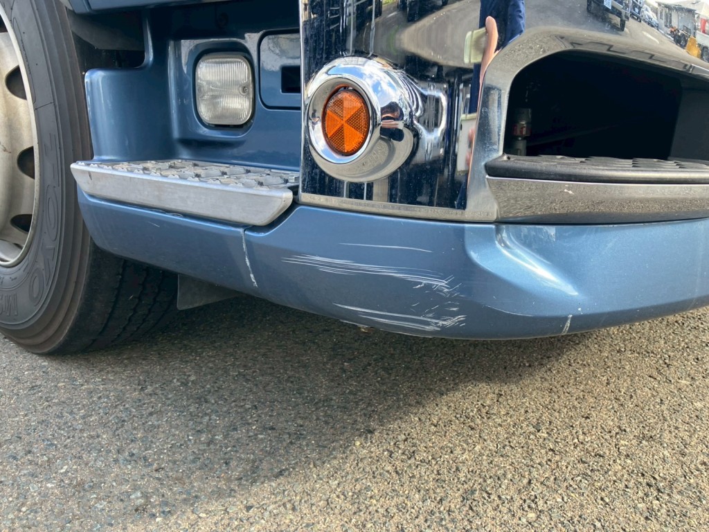 運転席側フロントバンパーにキズ・ヘコミがあります。|日野 プロフィア 2DG-SS1EKHAの写真18