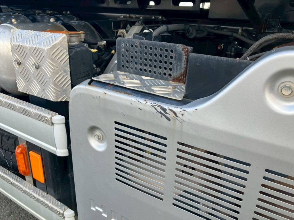 運転席側マフラーカバーにキズ・サビがあります。|日野 プロフィア 2DG-SS1EKHAの写真22