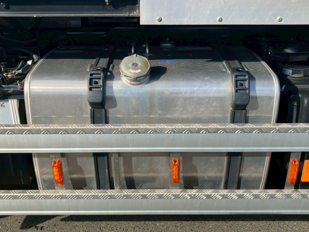 燃料タンクは390Lです。|日野 プロフィア 2DG-SS1EKHAの写真24