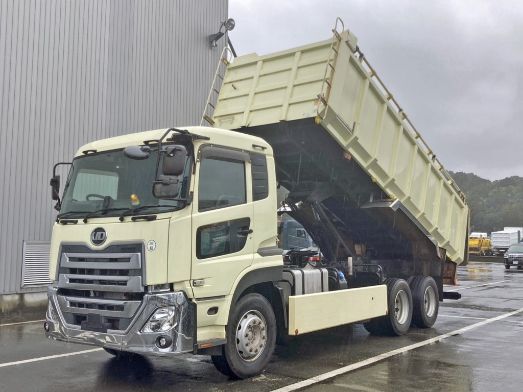 フロント周り、メッキパーツで飾っています。|UDトラックス 2PG-CD5BLの写真1