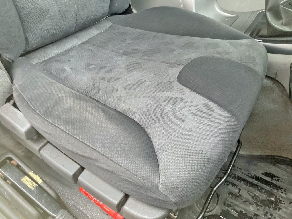 運転席座面にヘタリがあります。|UDトラックス 2PG-CD5BLの写真8