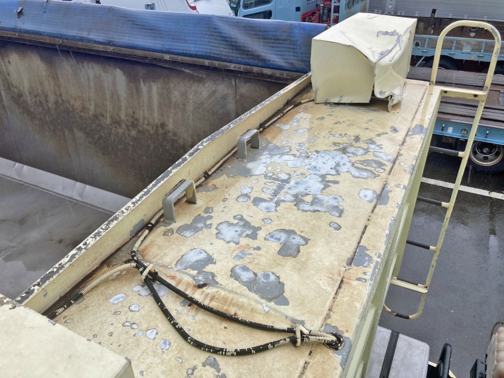 天井前方にも塗装剝がれがあります。|UDトラックス 2PG-CD5BLの写真14