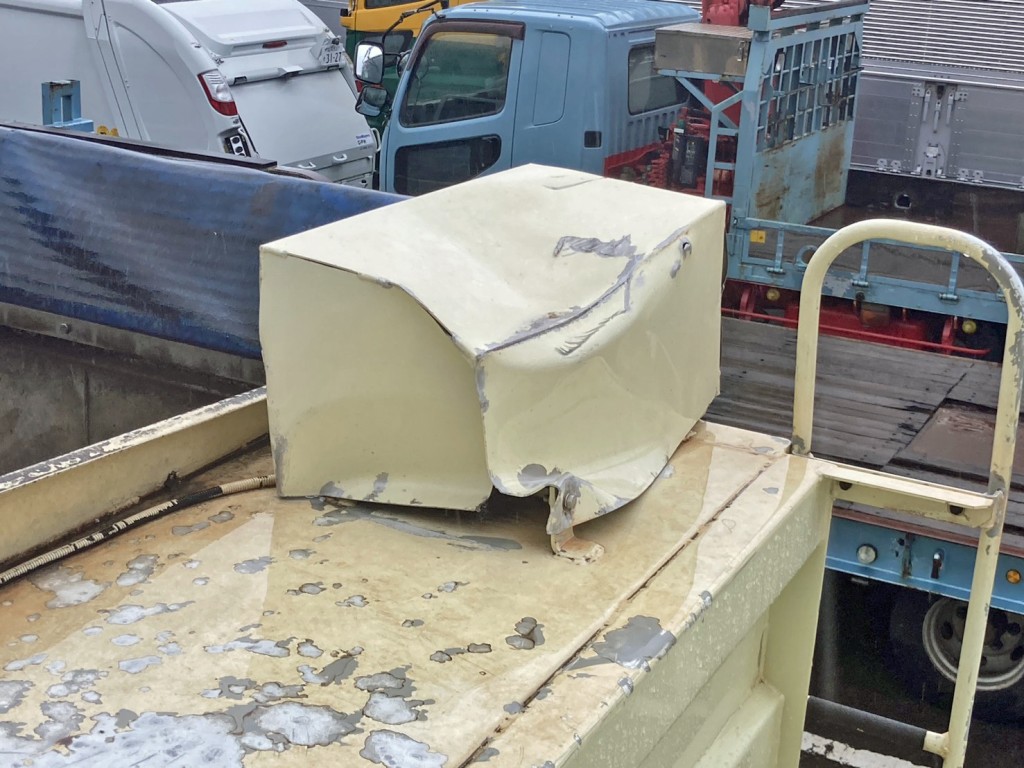 天井前方助手席側のコボレーンモーターカバーにヘコミがあります。|UDトラックス 2PG-CD5BLの写真15