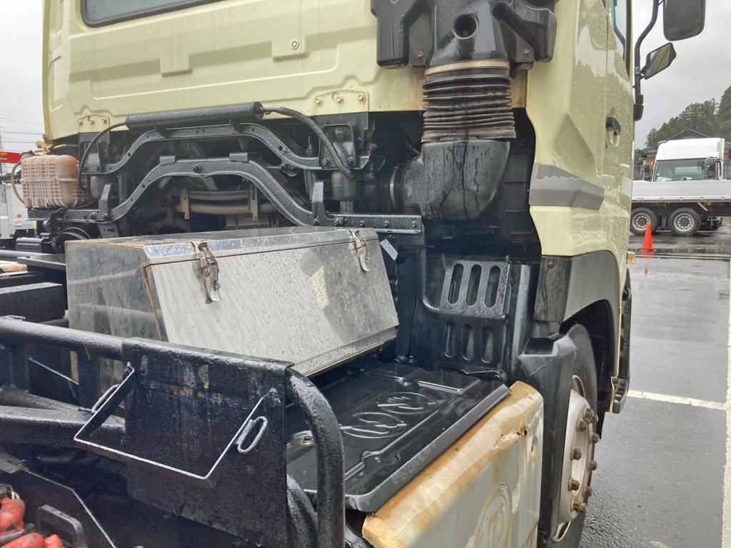 運転席側にステンレス製の工具箱が付いています。|UDトラックス 2PG-CD5BLの写真20