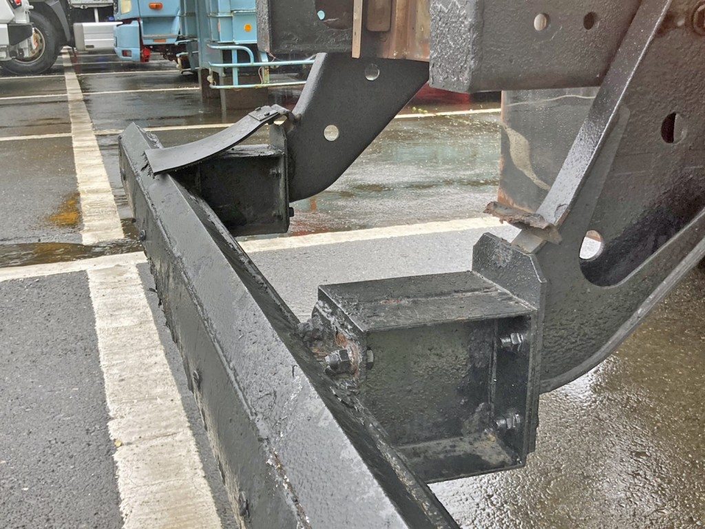 リヤバンパー運転席側のカバーが欠損しています。|UDトラックス 2PG-CD5BLの写真25