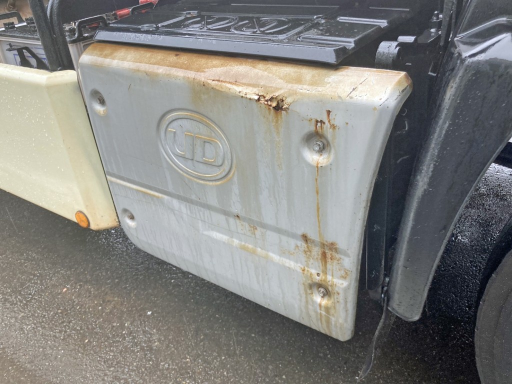 マフラーカバーにサビ・割れがあります。|UDトラックス 2PG-CD5BLの写真31