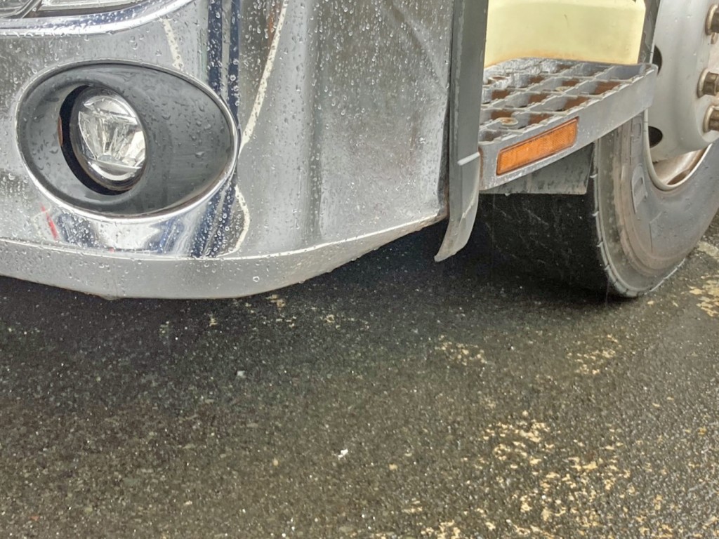 フロントバンパー助手席側に曲がりがあります。|UDトラックス 2PG-CD5BLの写真32