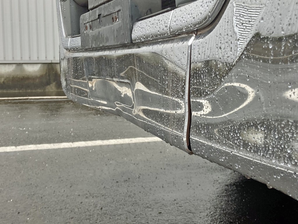 フロントバンパー中央部にヘコミがあります。|UDトラックス 2PG-CD5BLの写真33