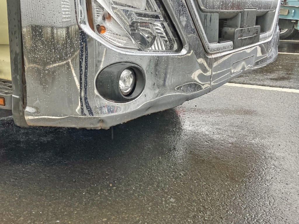 フロントバンパー運転席側にヘコミがあります。|UDトラックス 2PG-CD5BLの写真34