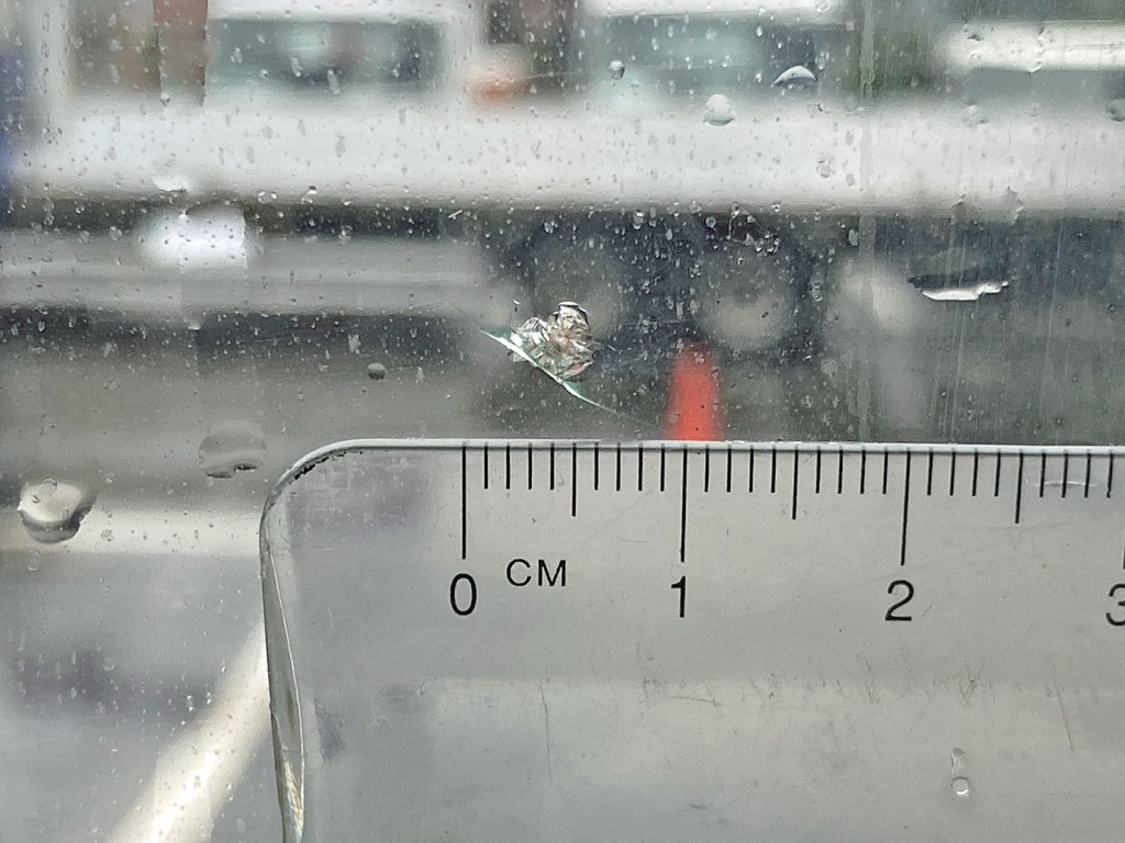 フロントガラス助手席側正面に飛び石跡があります。|UDトラックス 2PG-CD5BLの写真35