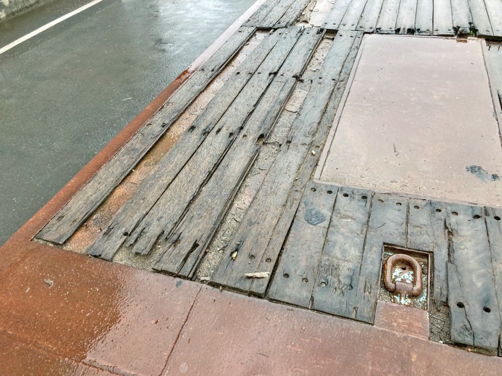 床板後方助手席側に割れがあります。|東急  TL33F7E3Sの写真11