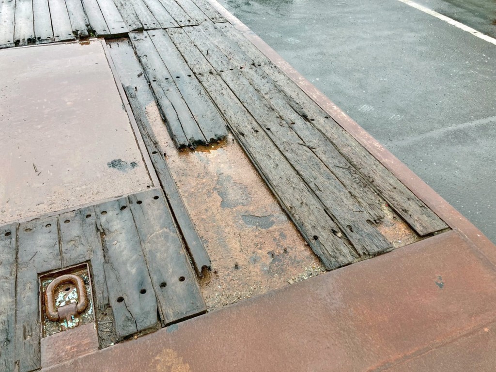 床板後方運転席側に割れがあります。|東急  TL33F7E3Sの写真12