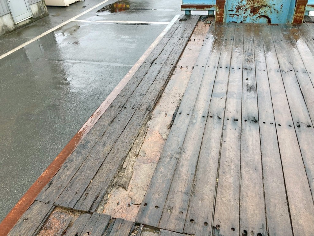 床板前方助手席側に割れがあります。|東急  TL33F7E3Sの写真13