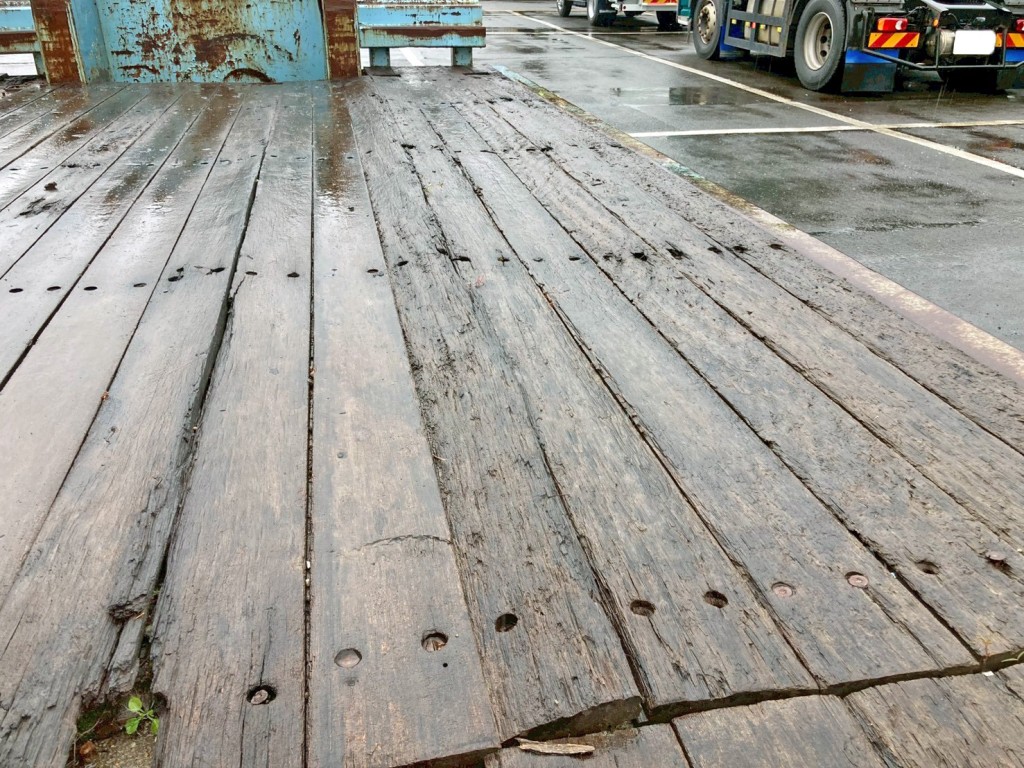 床板前方運転席側に浮きがあります。|東急  TL33F7E3Sの写真14