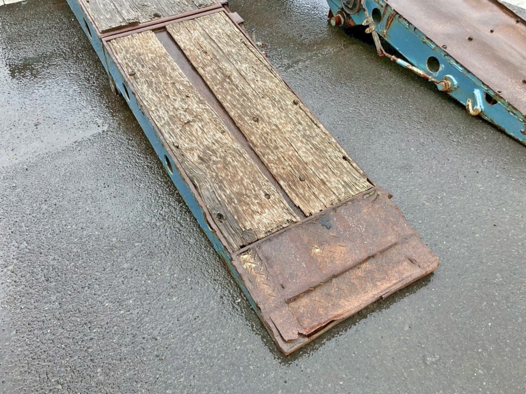 助手席側歩み板に割れがあります。|東急  TL33F7E3Sの写真27