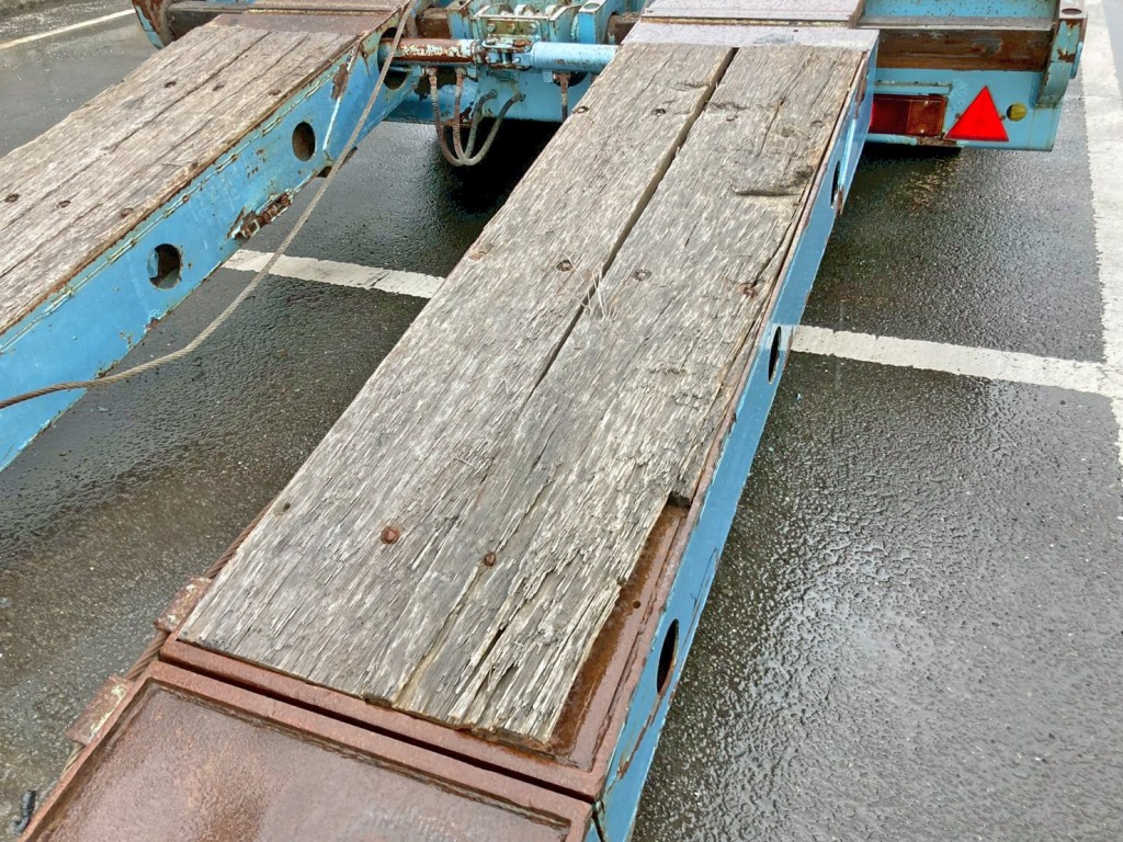 運転席側歩み床板に割れがあります。|東急  TL33F7E3Sの写真29