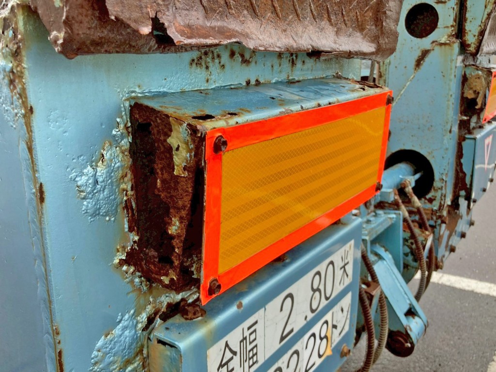 助手席側歩みの反射板土台部に腐食・穴あきがあります。|東急  TL33F7E3Sの写真32