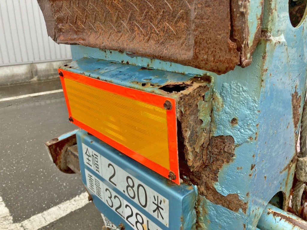 助手席側歩みの反射板土台部に腐食・穴あきがあります。|東急  TL33F7E3Sの写真33