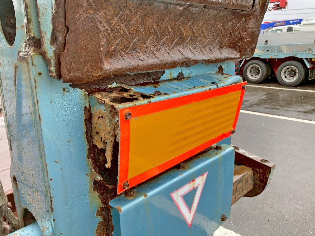 運転席側歩みの反射板土台部に腐食・穴あきがあります。|東急  TL33F7E3Sの写真34