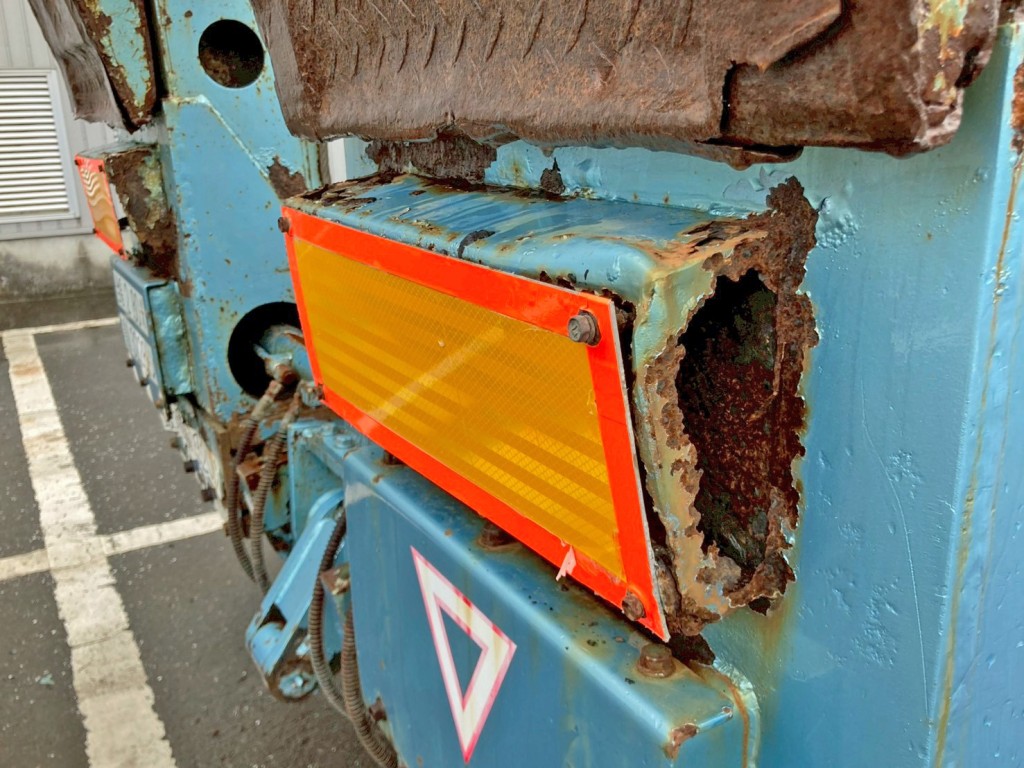 運転席側歩みの反射板土台部に腐食・穴あきがあります。|東急  TL33F7E3Sの写真35