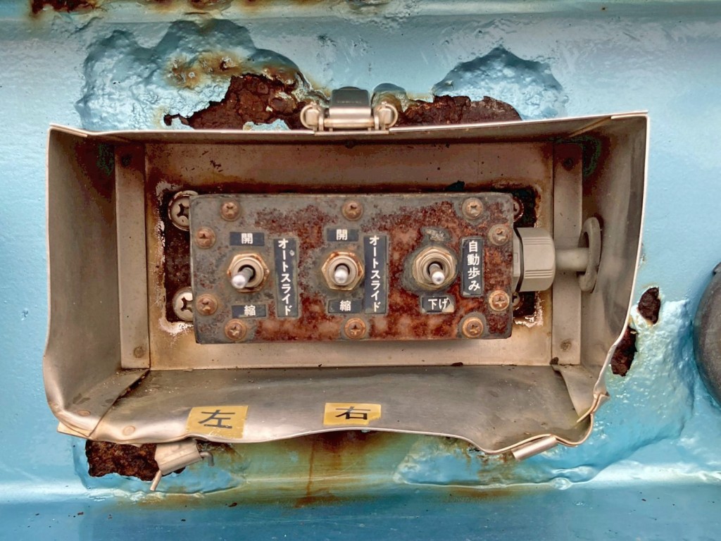 オートスライダー 及び 歩みの昇降スイッチです。(運転席側・カバー欠品)|東急  TL33F7E3Sの写真39