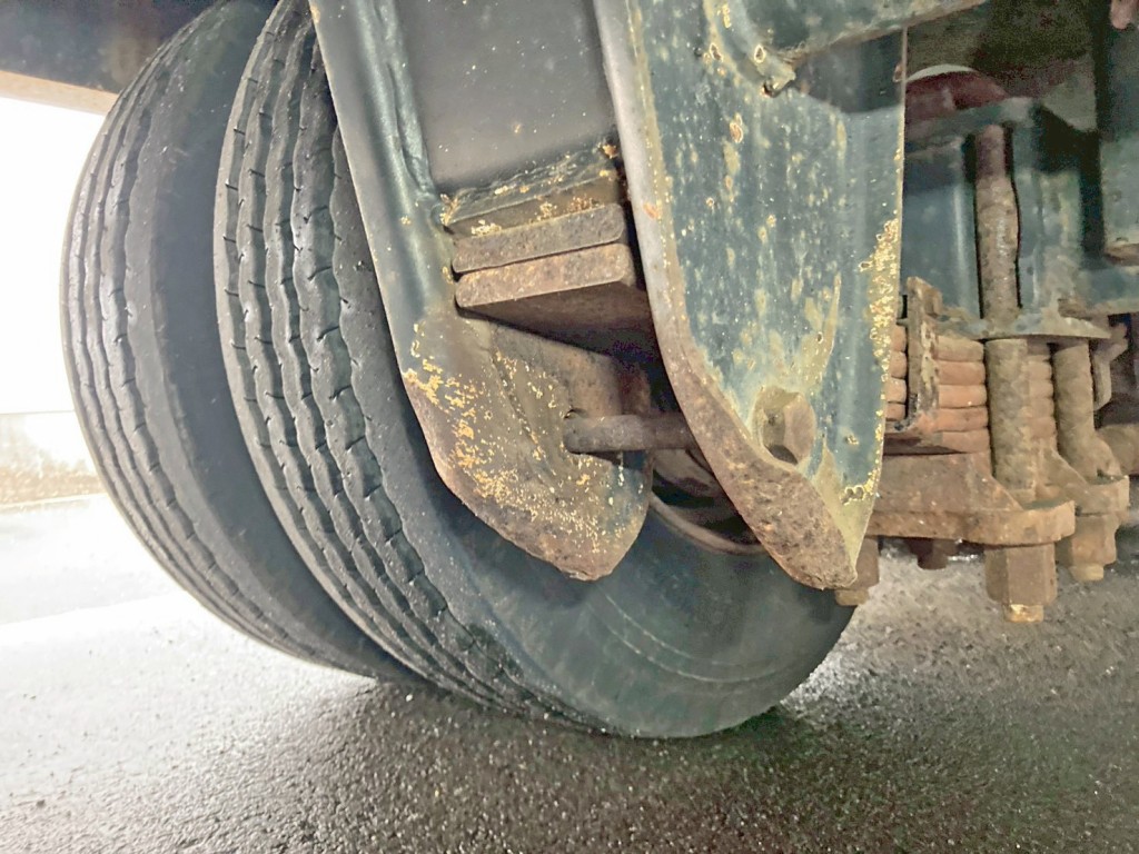 3軸目後部スプリングハンガーにヘコミがあります。(助手席側)|東急  TL33F7E3Sの写真41