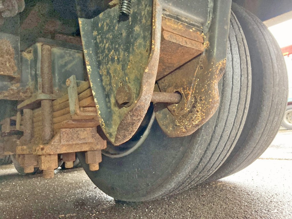 3軸目後部スプリングハンガーにヘコミがあります。(運転席側)|東急  TL33F7E3Sの写真42