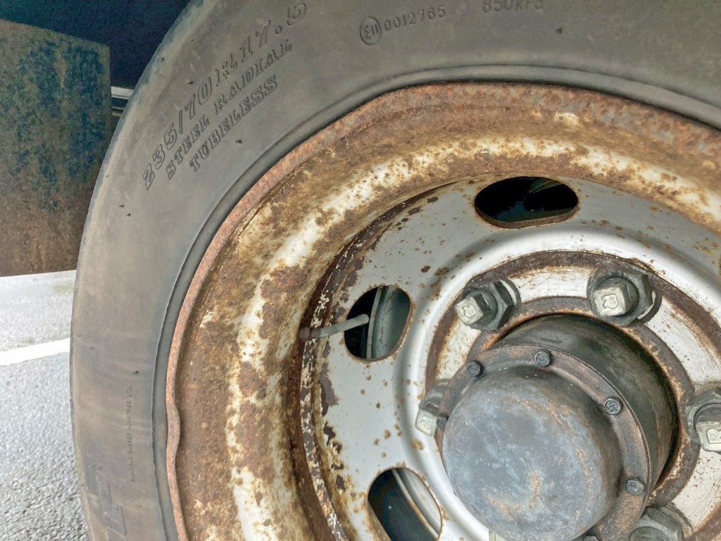 運転席側3軸目外側のホイールリム部に曲がりがあります。|東急  TL33F7E3Sの写真43