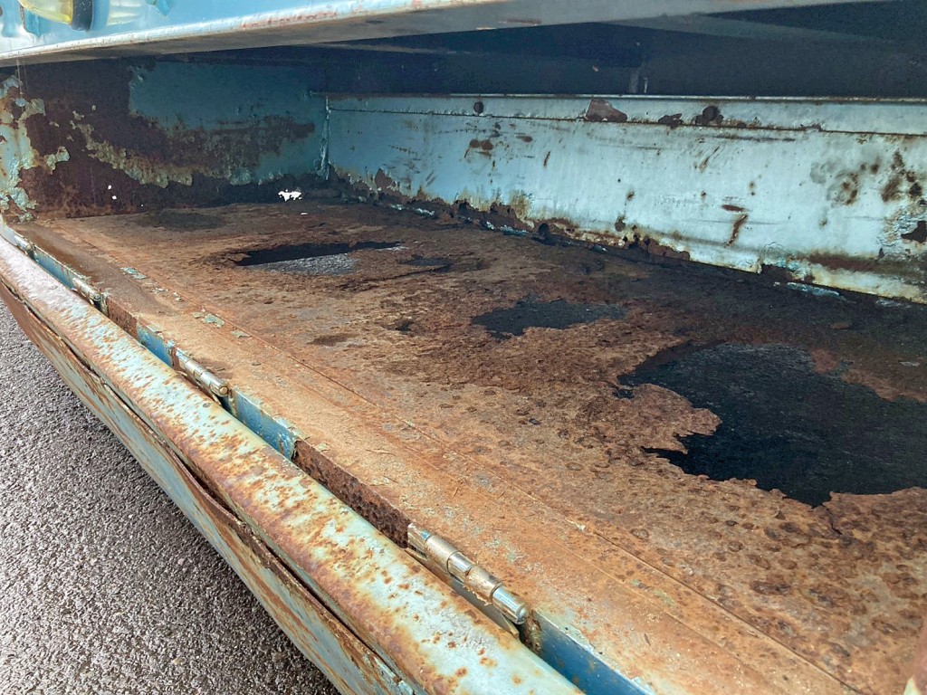 助手側りん木入れ底部・側面に腐食・穴あきがあります。|東急  TL33F7E3Sの写真48