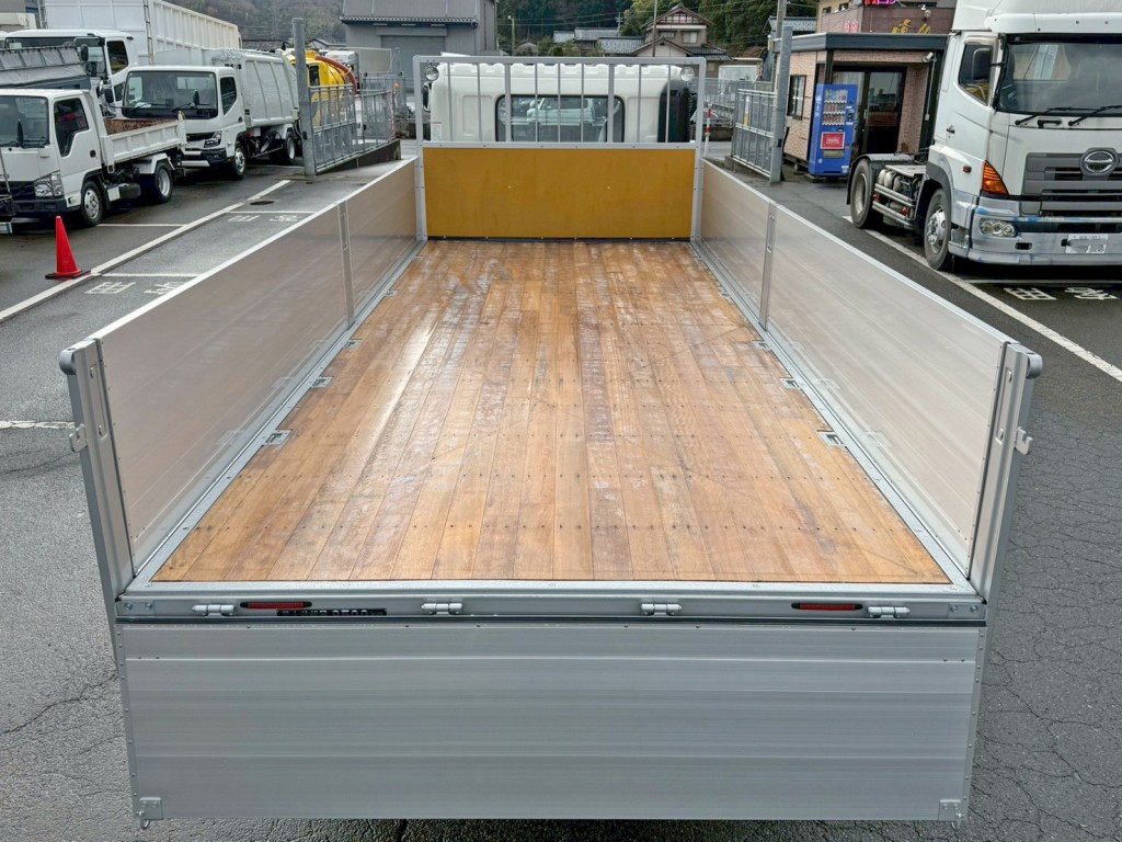 床は板張りです。|日野 レンジャー2 2KG-FE2ACAの写真8