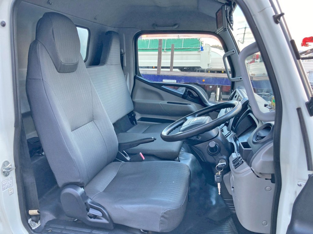 乗車定員は3名です。|三菱 キャンター TPG-FEA50(2WD)の写真7