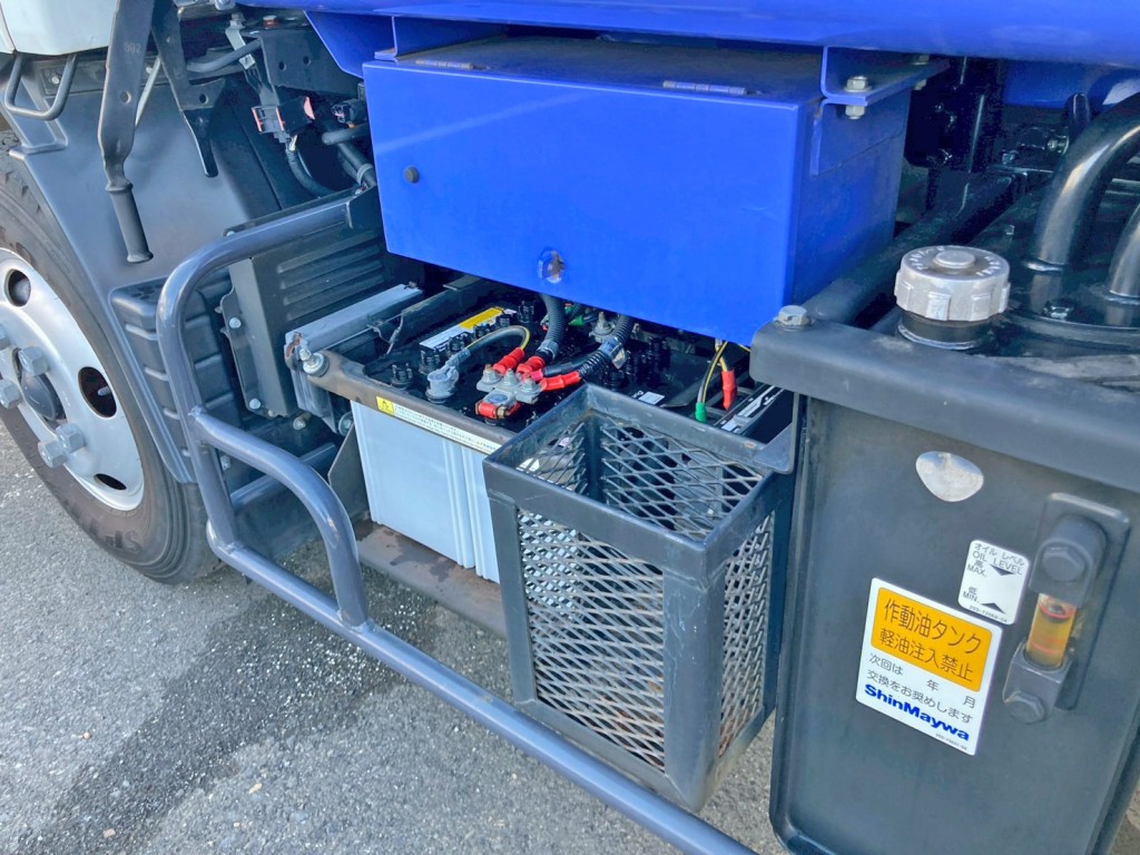 助手席側に工具箱・物入れが付いています。|三菱 キャンター TPG-FEA50(2WD)の写真14