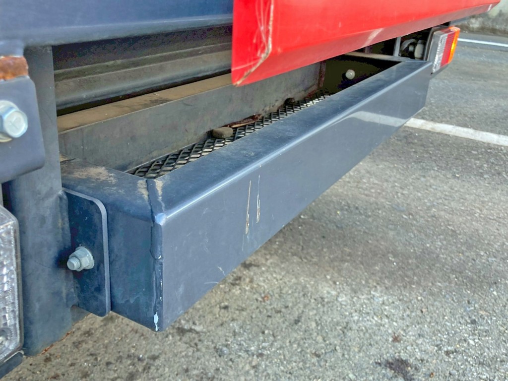 リヤゲート下部に物入れが付いています。|三菱 キャンター TPG-FEA50(2WD)の写真22